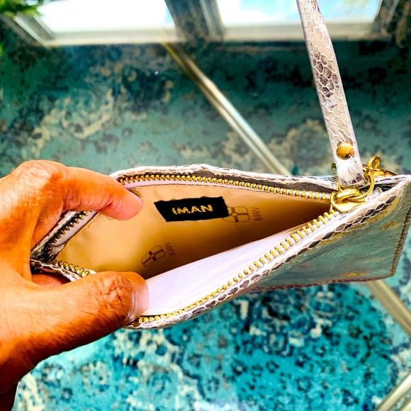 ✨ IMAN✨ Metallic Silver Mini Clutch W/Gold Hardware & Logo Medallion - Picture 5 of 10
